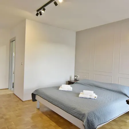 فيلة Two-story For In Valica