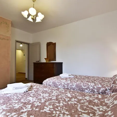 فيلة Two-story For In Valica Mazurija