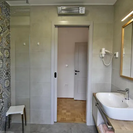 Two-story For In Valica فيلة *